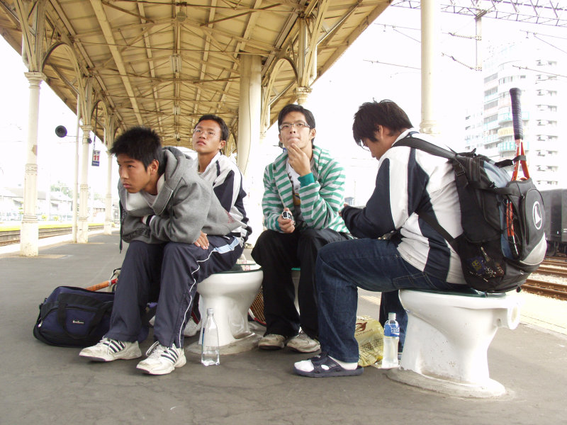台灣鐵路旅遊攝影台中火車站月台景物篇公共藝術-游文富-享受片刻攝影照片78
