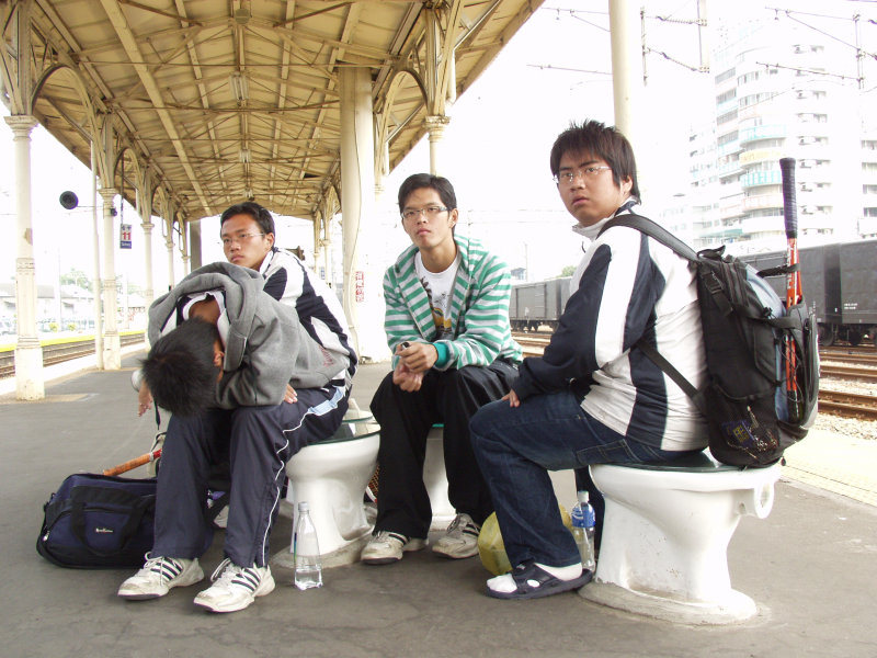 台灣鐵路旅遊攝影台中火車站月台景物篇公共藝術-游文富-享受片刻攝影照片79
