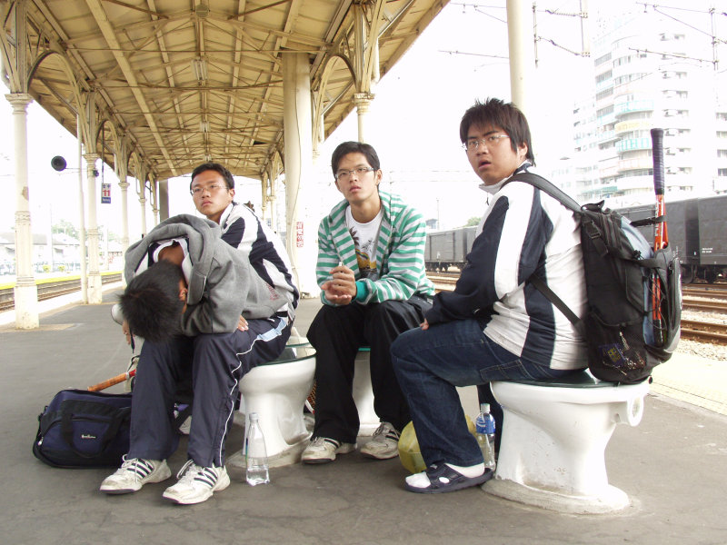 台灣鐵路旅遊攝影台中火車站月台景物篇公共藝術-游文富-享受片刻攝影照片82