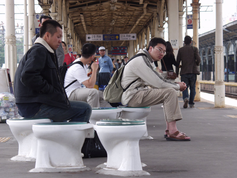 台灣鐵路旅遊攝影台中火車站月台景物篇公共藝術-游文富-享受片刻攝影照片83