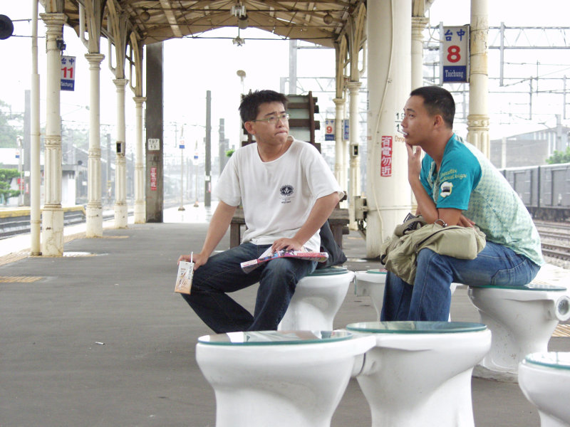 台灣鐵路旅遊攝影台中火車站月台景物篇公共藝術-游文富-享受片刻攝影照片97