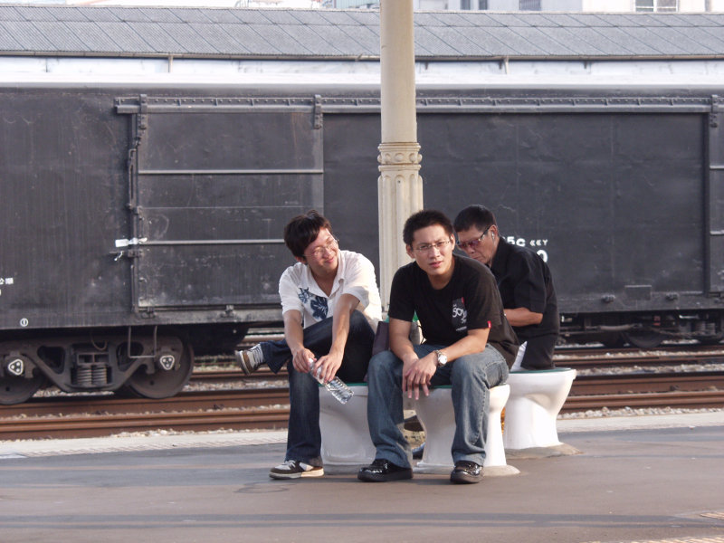 台灣鐵路旅遊攝影台中火車站月台景物篇公共藝術-游文富-享受片刻攝影照片105