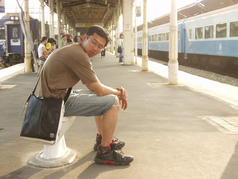 台灣鐵路旅遊攝影台中火車站月台景物篇公共藝術-游文富-享受片刻攝影照片109