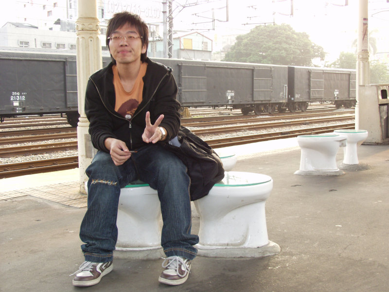 台灣鐵路旅遊攝影台中火車站月台景物篇公共藝術-游文富-享受片刻攝影照片117