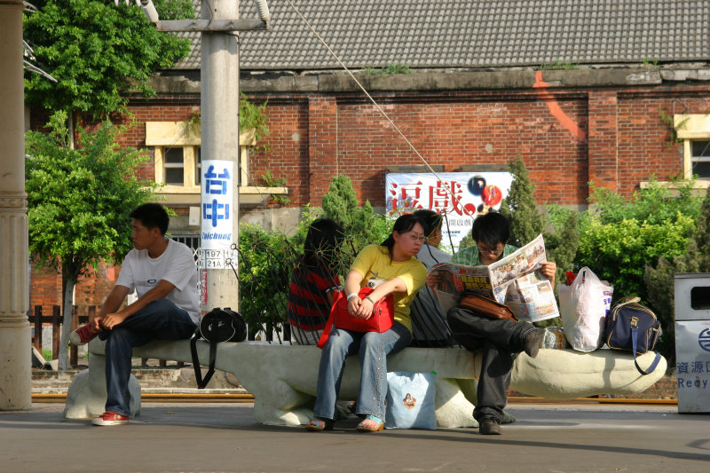 台灣鐵路旅遊攝影台中火車站月台景物篇公共藝術-王振瑋-鱷魚攝影照片18