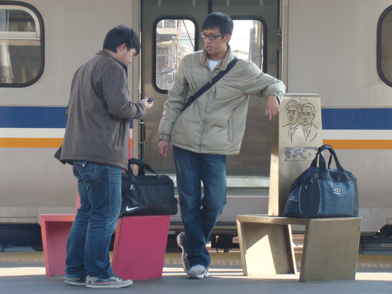 台灣鐵路旅遊攝影台中火車站月台景物篇公共藝術-邱建銘-雕刻時光-II區攝影照片153