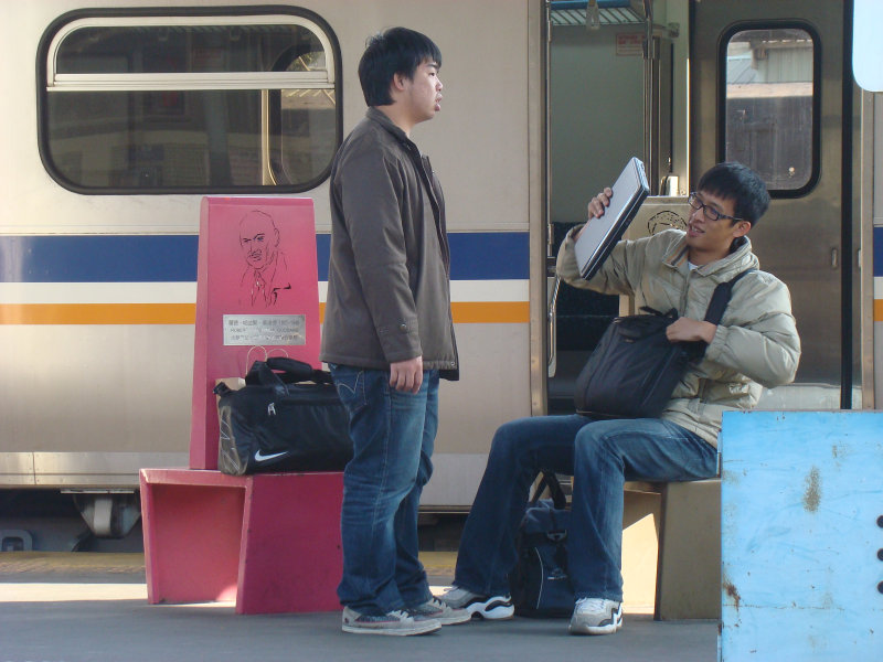 台灣鐵路旅遊攝影台中火車站月台景物篇公共藝術-邱建銘-雕刻時光-II區攝影照片160