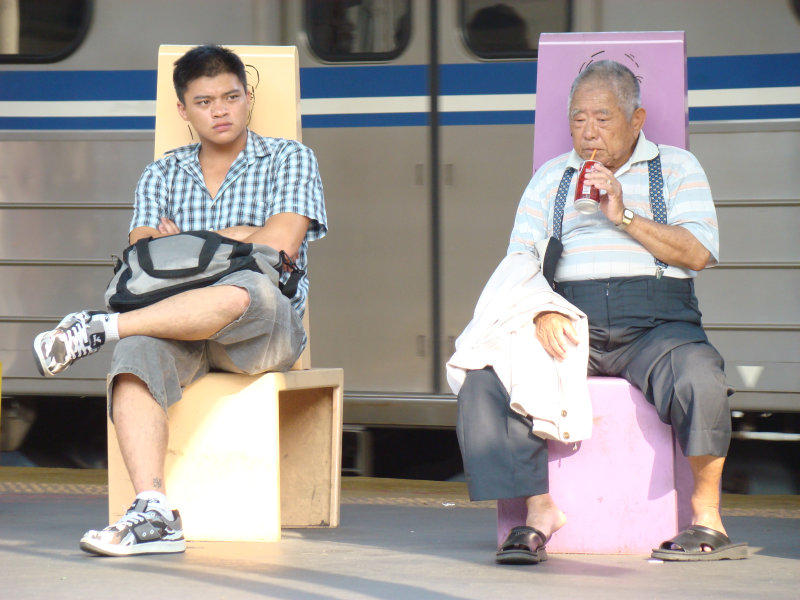 台灣鐵路旅遊攝影台中火車站月台景物篇公共藝術-邱建銘-雕刻時光-II區攝影照片519