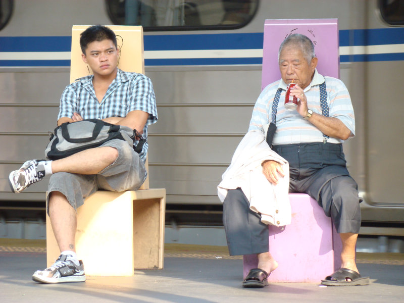 台灣鐵路旅遊攝影台中火車站月台景物篇公共藝術-邱建銘-雕刻時光-II區攝影照片521