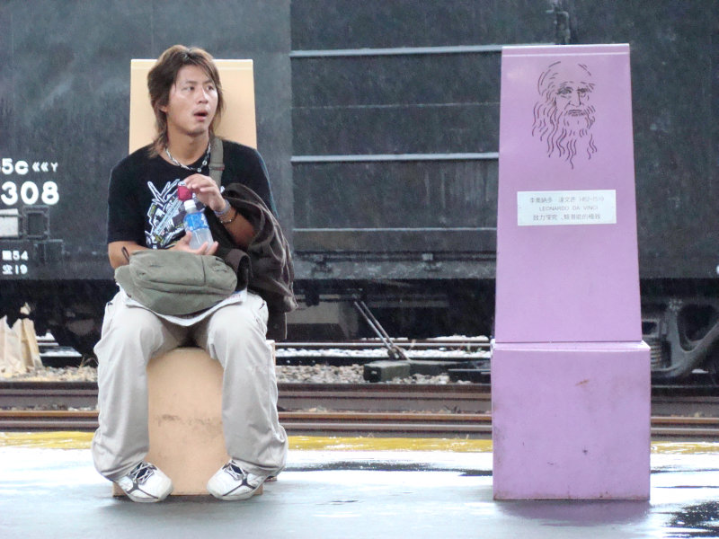台灣鐵路旅遊攝影台中火車站月台景物篇公共藝術-邱建銘-雕刻時光攝影照片120