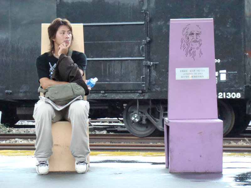 台灣鐵路旅遊攝影台中火車站月台景物篇公共藝術-邱建銘-雕刻時光攝影照片123