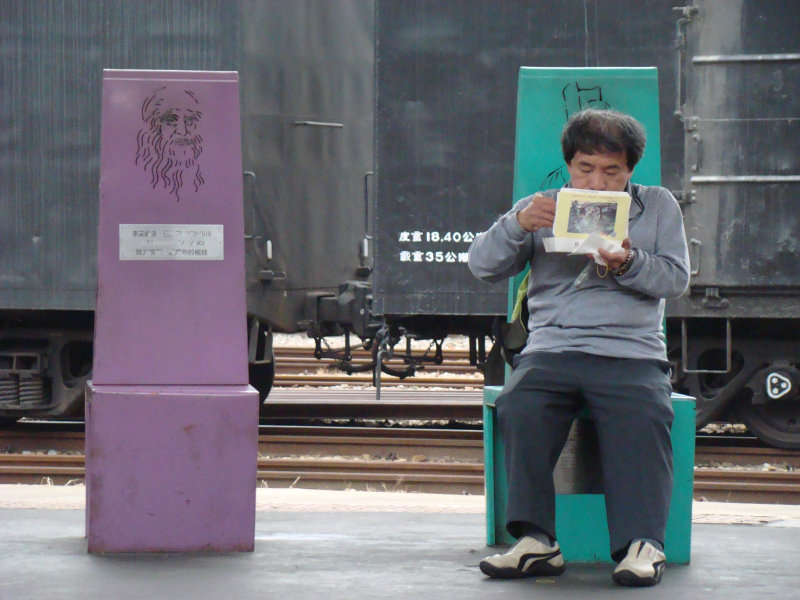台灣鐵路旅遊攝影台中火車站月台景物篇公共藝術-邱建銘-雕刻時光攝影照片281