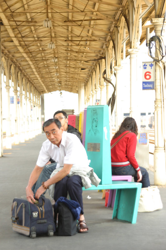 台灣鐵路旅遊攝影台中火車站月台景物篇公共藝術-邱建銘-雕刻時光攝影照片441