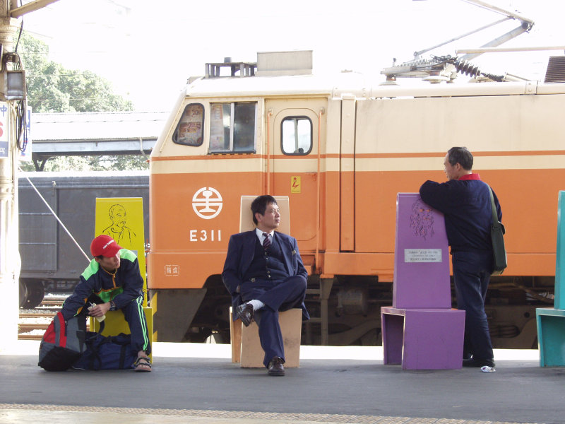 台灣鐵路旅遊攝影台中火車站月台景物篇公共藝術-邱建銘-雕刻時光攝影照片477