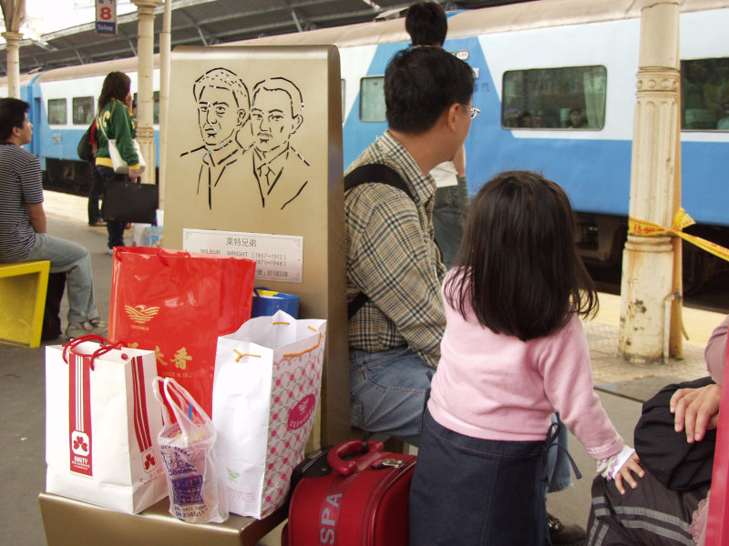 台灣鐵路旅遊攝影台中火車站月台景物篇公共藝術-邱建銘-雕刻時光攝影照片642