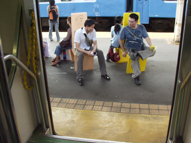 台灣鐵路旅遊攝影台中火車站月台景物篇公共藝術-邱建銘-雕刻時光攝影照片860