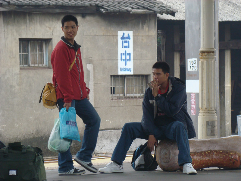 台灣鐵路旅遊攝影台中火車站月台景物篇公共藝術-鄧文貞-大腸包小腸攝影照片2