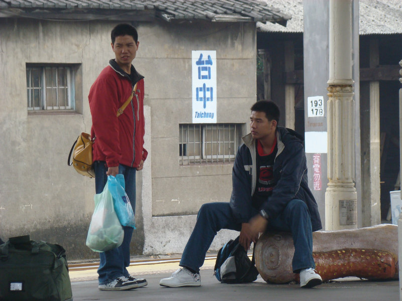 台灣鐵路旅遊攝影台中火車站月台景物篇公共藝術-鄧文貞-大腸包小腸攝影照片3