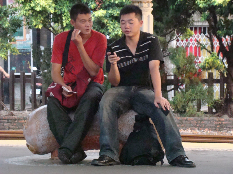 台灣鐵路旅遊攝影台中火車站月台景物篇公共藝術-鄧文貞-大腸包小腸攝影照片4