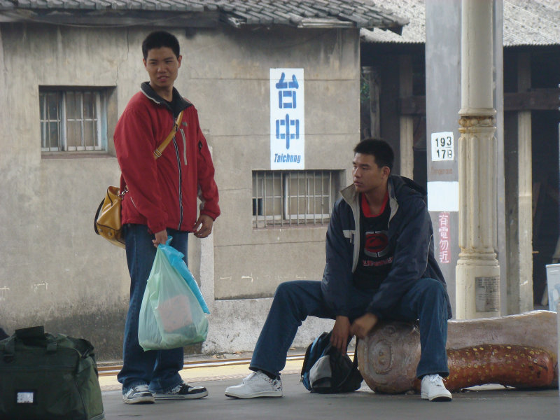 台灣鐵路旅遊攝影台中火車站月台景物篇公共藝術-鄧文貞-大腸包小腸攝影照片5
