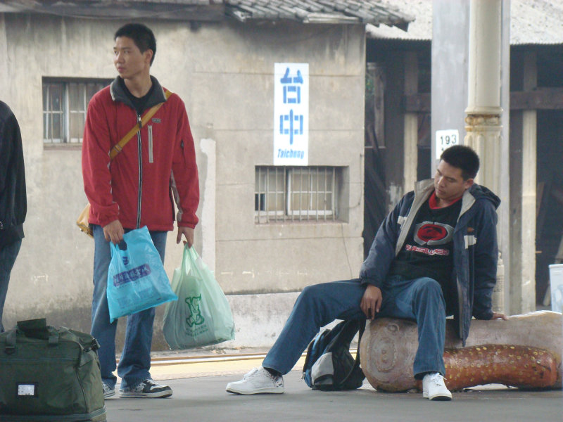 台灣鐵路旅遊攝影台中火車站月台景物篇公共藝術-鄧文貞-大腸包小腸攝影照片6