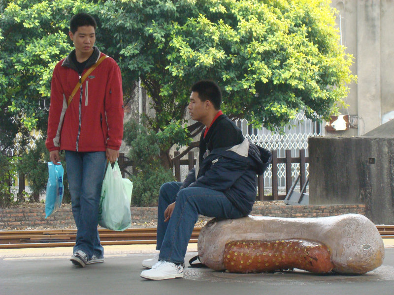 台灣鐵路旅遊攝影台中火車站月台景物篇公共藝術-鄧文貞-大腸包小腸攝影照片7