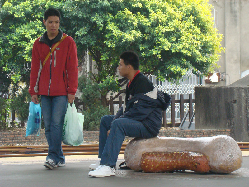 台灣鐵路旅遊攝影台中火車站月台景物篇公共藝術-鄧文貞-大腸包小腸攝影照片8
