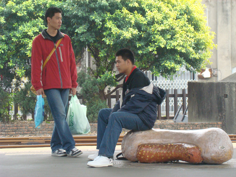 台灣鐵路旅遊攝影台中火車站月台景物篇公共藝術-鄧文貞-大腸包小腸攝影照片9