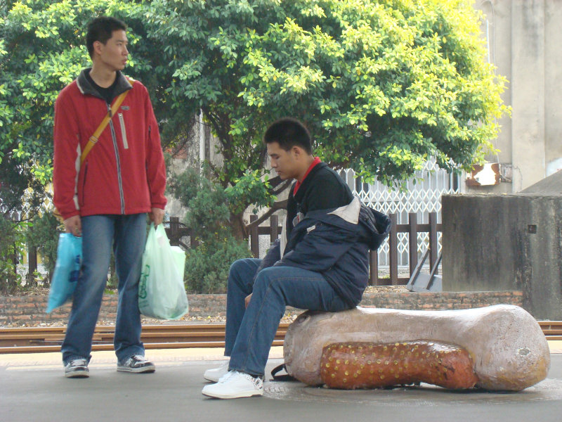 台灣鐵路旅遊攝影台中火車站月台景物篇公共藝術-鄧文貞-大腸包小腸攝影照片10