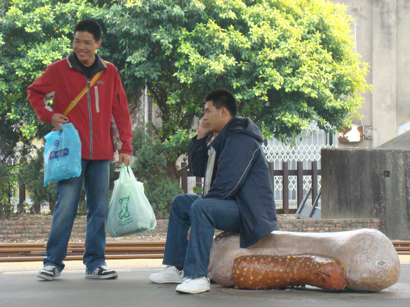 台灣鐵路旅遊攝影台中火車站月台景物篇公共藝術-鄧文貞-大腸包小腸攝影照片24