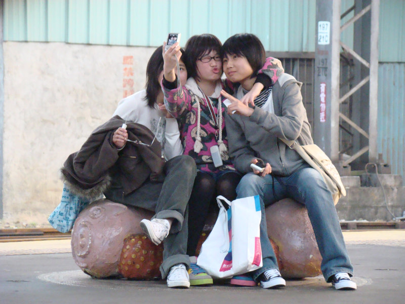 台灣鐵路旅遊攝影台中火車站月台景物篇公共藝術-鄧文貞-大腸包小腸攝影照片25
