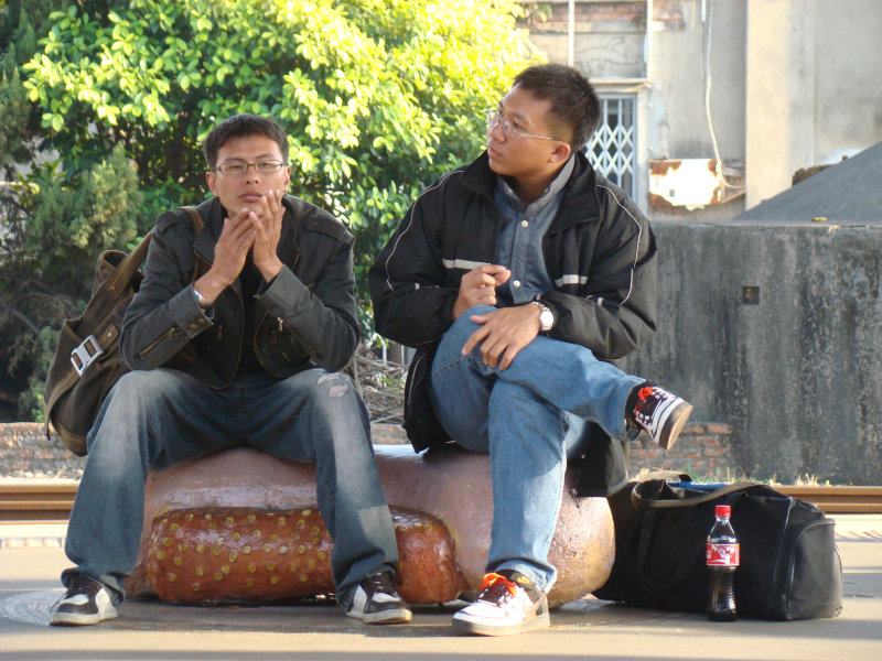 台灣鐵路旅遊攝影台中火車站月台景物篇公共藝術-鄧文貞-大腸包小腸攝影照片31