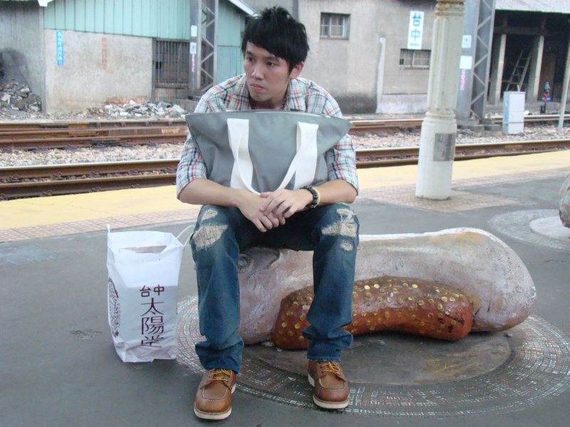 台灣鐵路旅遊攝影台中火車站月台景物篇公共藝術-鄧文貞-大腸包小腸攝影照片34