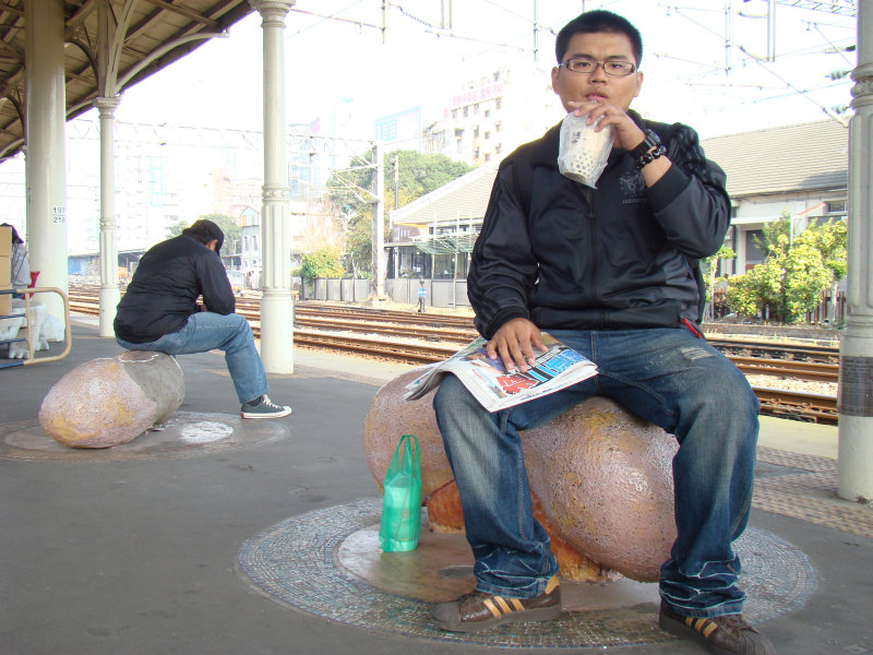 台灣鐵路旅遊攝影台中火車站月台景物篇公共藝術-鄧文貞-大腸包小腸攝影照片36