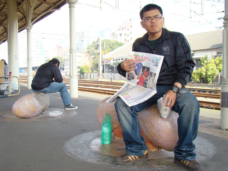 台灣鐵路旅遊攝影台中火車站月台景物篇公共藝術-鄧文貞-大腸包小腸攝影照片37