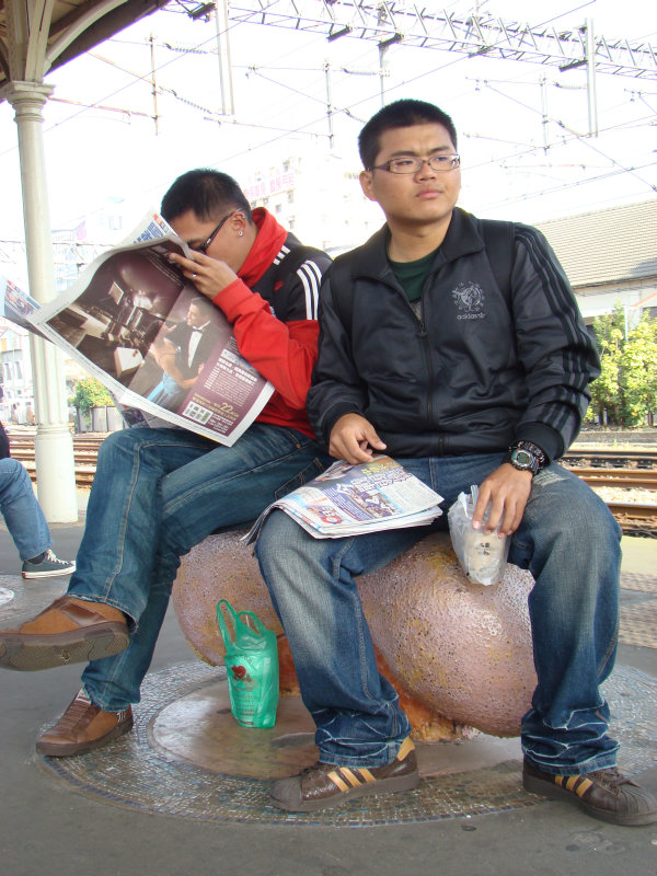 台灣鐵路旅遊攝影台中火車站月台景物篇公共藝術-鄧文貞-大腸包小腸攝影照片38