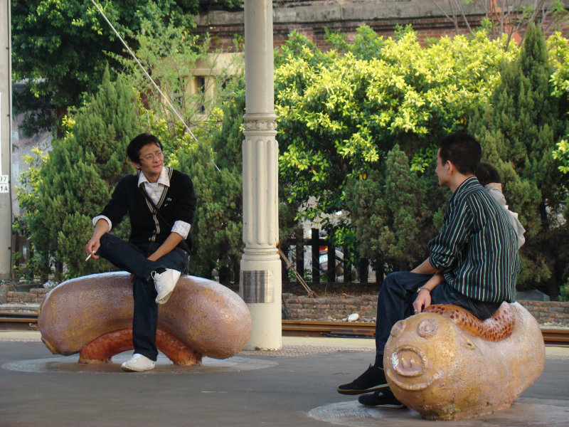 台灣鐵路旅遊攝影台中火車站月台景物篇公共藝術-鄧文貞-大腸包小腸攝影照片39