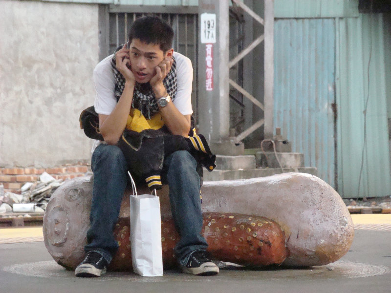 台灣鐵路旅遊攝影台中火車站月台景物篇公共藝術-鄧文貞-大腸包小腸攝影照片40
