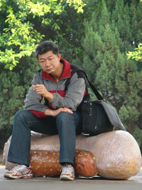 台灣鐵路旅遊攝影台中火車站月台景物篇公共藝術-鄧文貞-大腸包小腸攝影照片44