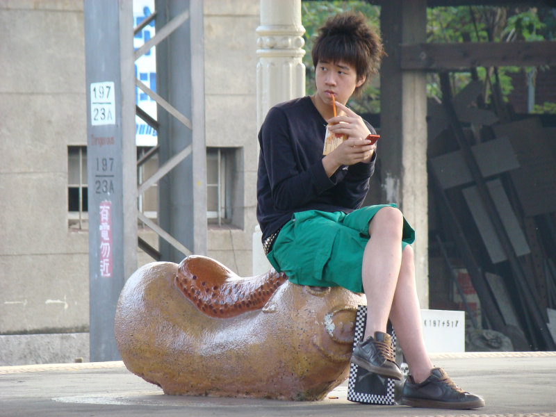 台灣鐵路旅遊攝影台中火車站月台景物篇公共藝術-鄧文貞-大腸包小腸攝影照片45