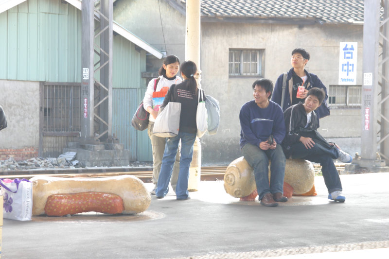 台灣鐵路旅遊攝影台中火車站月台景物篇公共藝術-鄧文貞-大腸包小腸攝影照片49