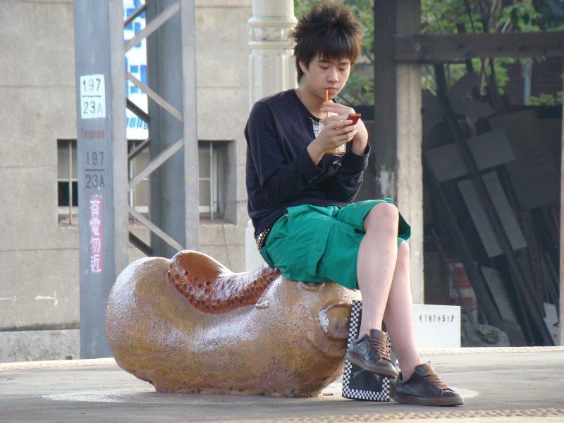 台灣鐵路旅遊攝影台中火車站月台景物篇公共藝術-鄧文貞-大腸包小腸攝影照片56
