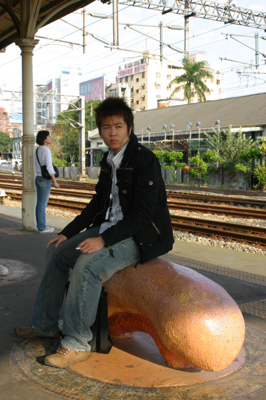 台灣鐵路旅遊攝影台中火車站月台景物篇公共藝術-鄧文貞-大腸包小腸攝影照片63