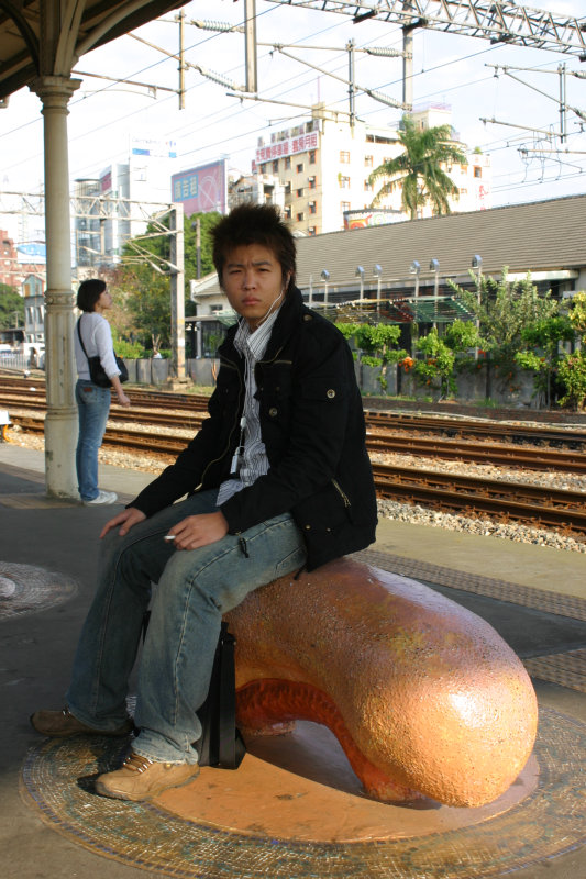 台灣鐵路旅遊攝影台中火車站月台景物篇公共藝術-鄧文貞-大腸包小腸攝影照片65
