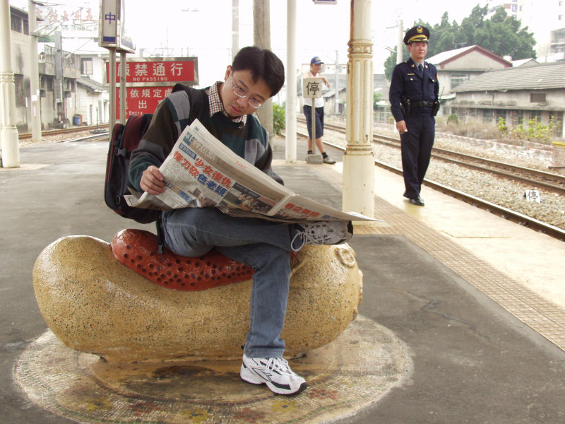 台灣鐵路旅遊攝影台中火車站月台景物篇公共藝術-鄧文貞-大腸包小腸攝影照片69