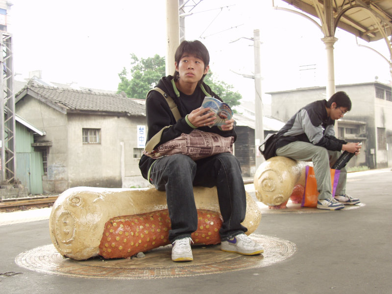 台灣鐵路旅遊攝影台中火車站月台景物篇公共藝術-鄧文貞-大腸包小腸攝影照片73