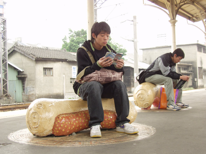 台灣鐵路旅遊攝影台中火車站月台景物篇公共藝術-鄧文貞-大腸包小腸攝影照片74