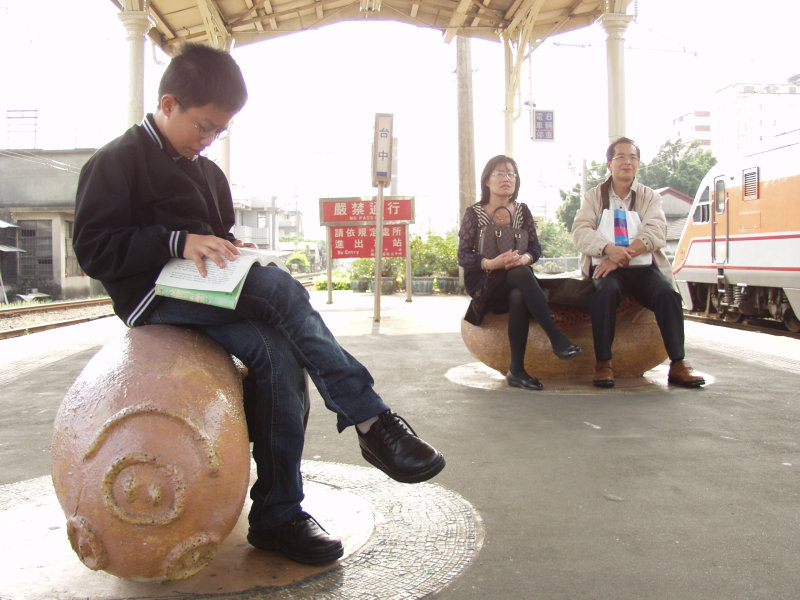 台灣鐵路旅遊攝影台中火車站月台景物篇公共藝術-鄧文貞-大腸包小腸攝影照片75