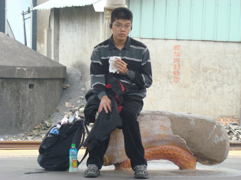 台灣鐵路旅遊攝影台中火車站月台景物篇公共藝術-鄧文貞-大腸包小腸攝影照片78