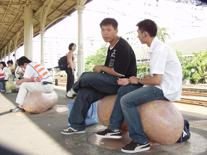 台灣鐵路旅遊攝影台中火車站月台景物篇公共藝術-鄧文貞-大腸包小腸攝影照片84